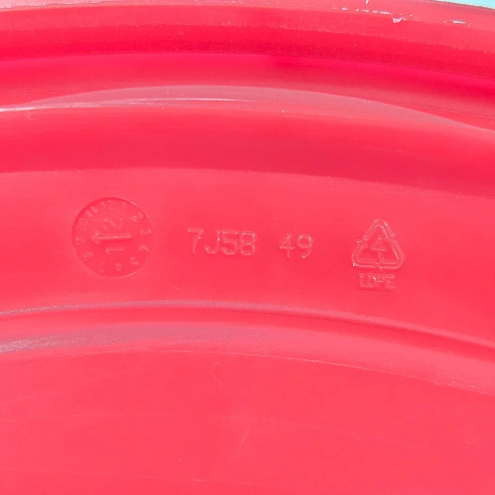 2 Rubbermaid Easy Find Lids 4.5